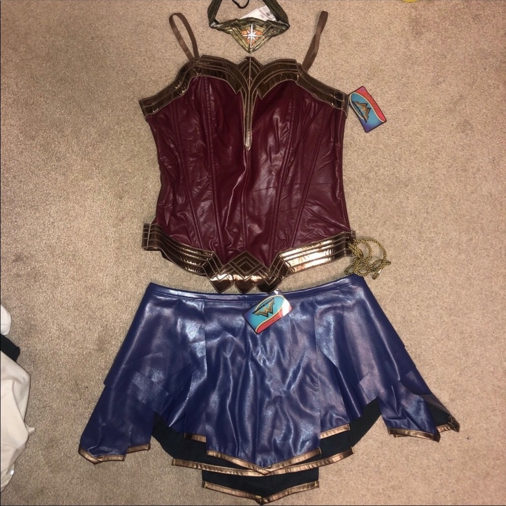 NWT Wonder Woman costume will ship today Sz XL